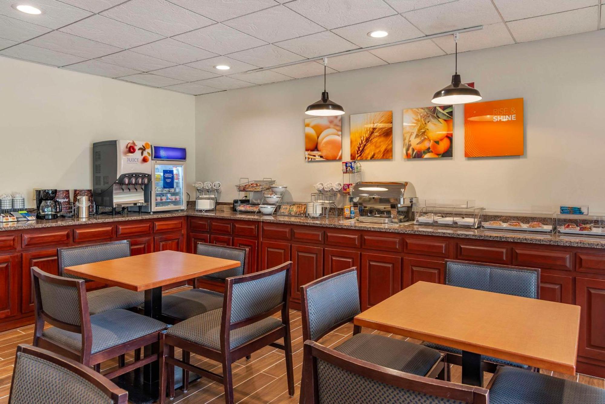 Comfort Inn & Suites Dahlonega University Area Exterior photo