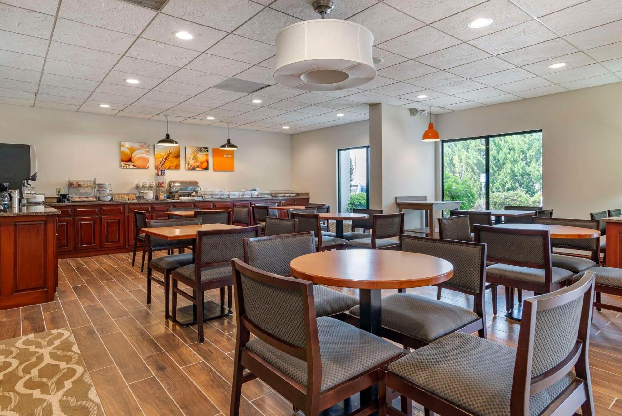 Comfort Inn & Suites Dahlonega University Area Exterior photo